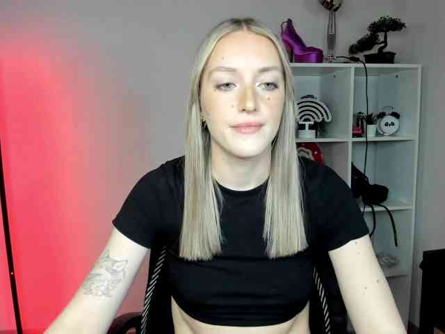EvelynBlond26 webcam