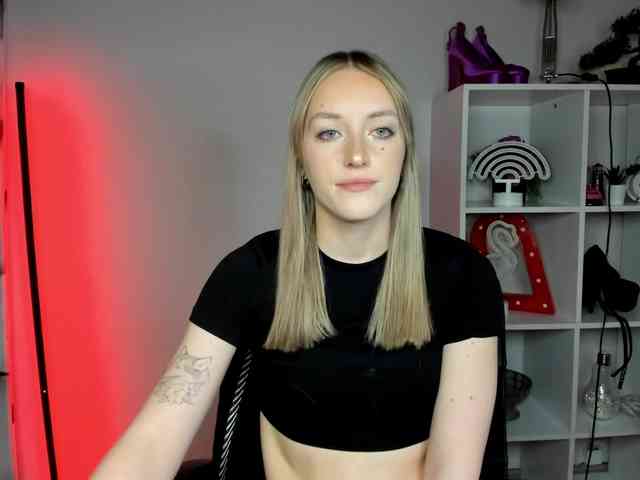 EvelynBlond26 webcam
