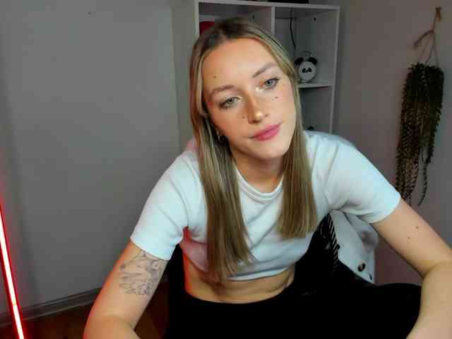 EvelynBlond26 webcam