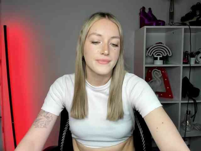 EvelynBlond26 webcam