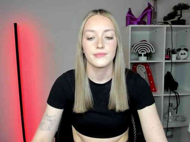 EvelynBlond Live Webcam on BongaCams