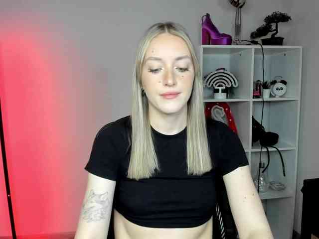 EvelynBlond26 webcam