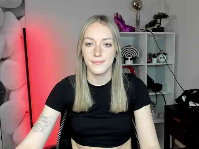 EvelynBlond26 webcam