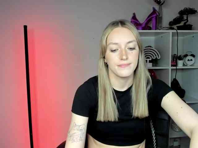 EvelynBlond26 webcam