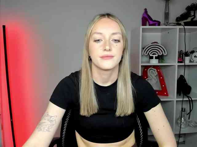 EvelynBlond26 webcam