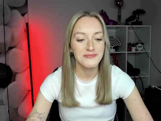 EvelynBlond26 webcam