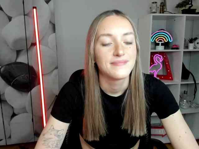 EvelynBlond26 webcam