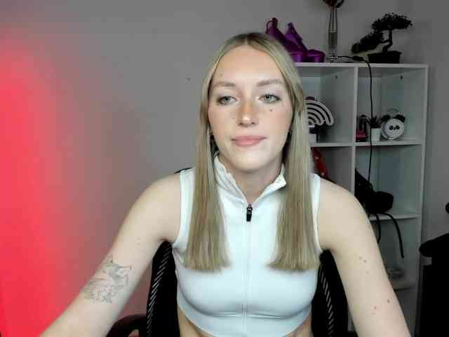 EvelynBlond26 webcam