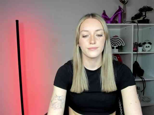 EvelynBlond26 webcam