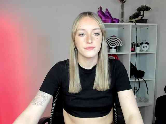 EvelynBlond26 webcam