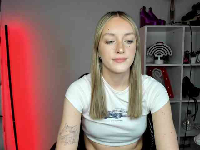 EvelynBlond26 webcam