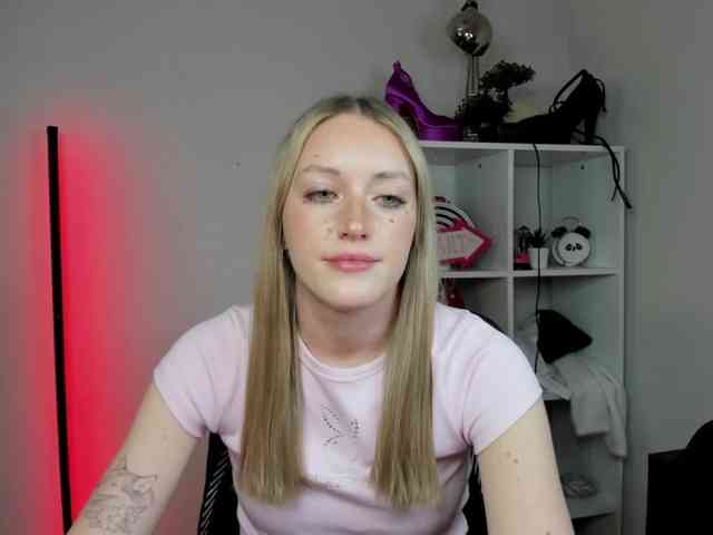 EvelynBlond26 webcam