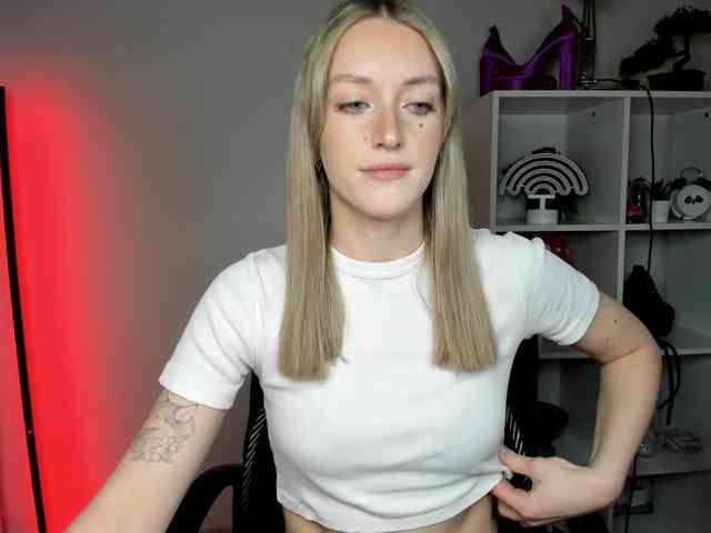 EvelynBlond26 webcam