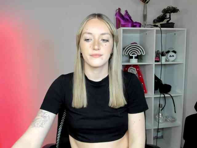 EvelynBlond26 webcam
