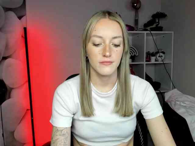 EvelynBlond26 webcam