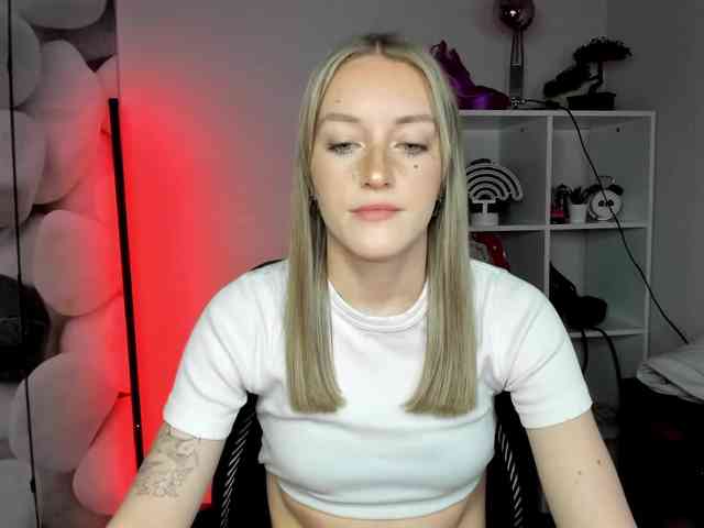 EvelynBlond26 webcam