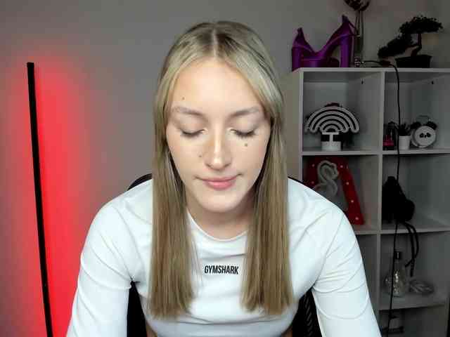 EvelynBlond26 webcam