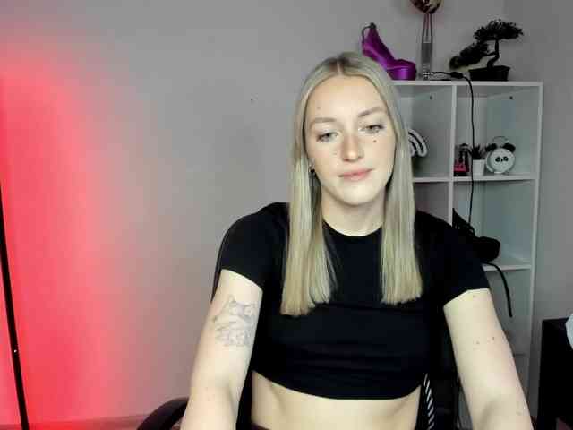 EvelynBlond26 webcam