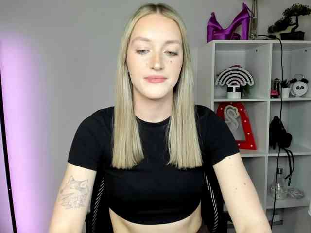 EvelynBlond26 webcam