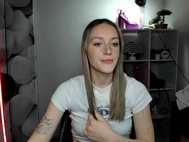 EvelynBlond26 webcam