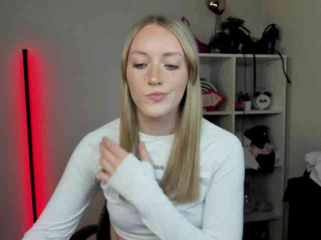 EvelynBlond26 webcam