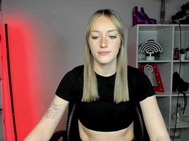 EvelynBlond26 webcam