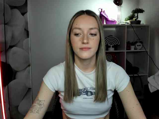EvelynBlond26 webcam