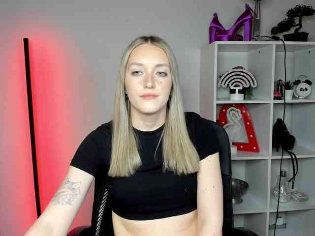 EvelynBlond26 webcam