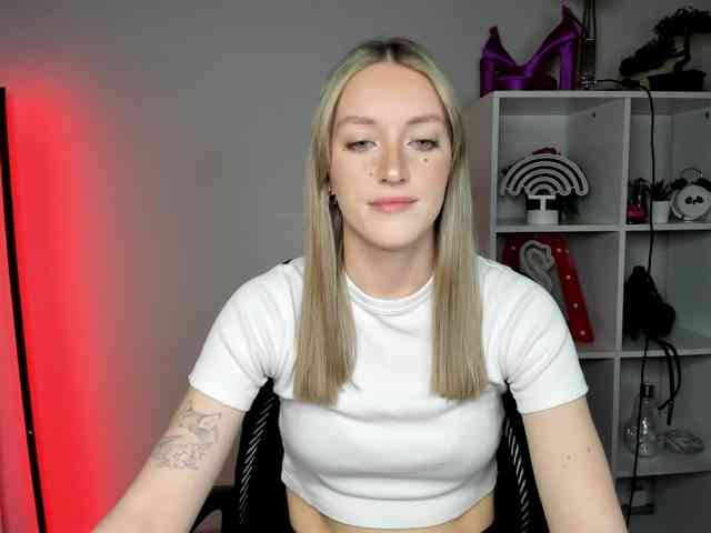 EvelynBlond26 webcam