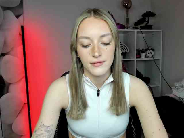 EvelynBlond26 webcam