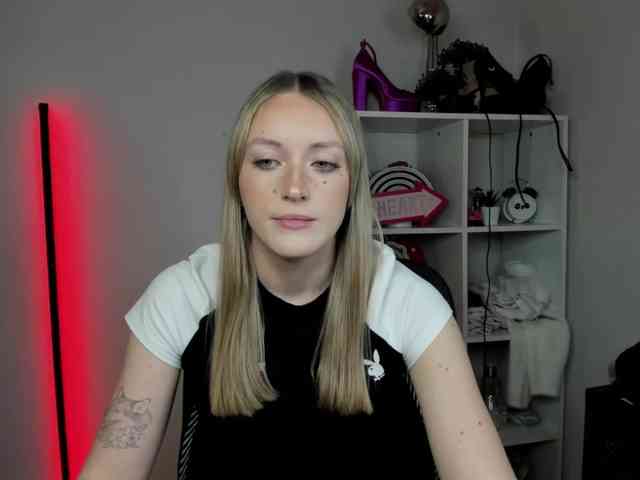 EvelynBlond26 webcam
