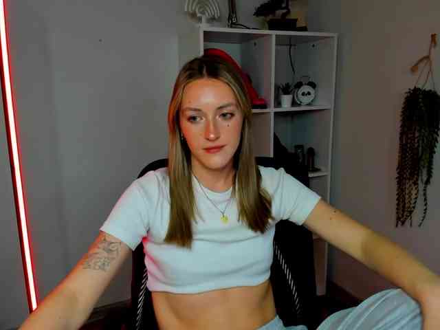 EvelynBlond26 webcam