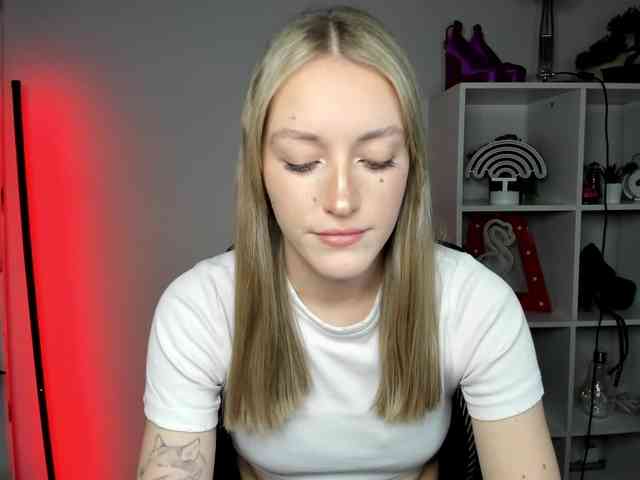 EvelynBlond26 webcam