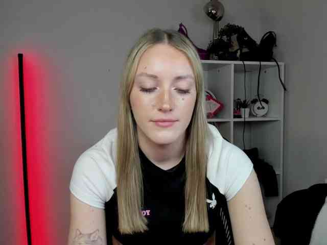 EvelynBlond26 webcam