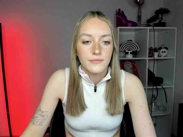 EvelynBlond26 webcam