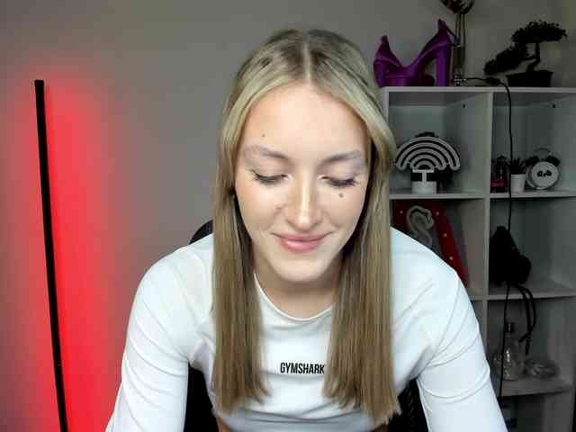 EvelynBlond26 webcam