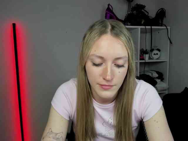 EvelynBlond26 webcam