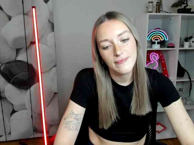 EvelynBlond26 webcam