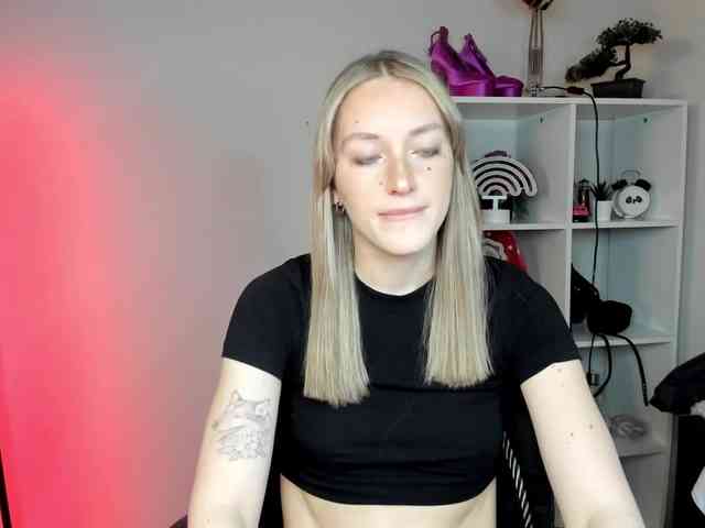 EvelynBlond26 webcam
