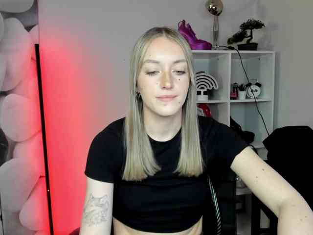 EvelynBlond26 webcam