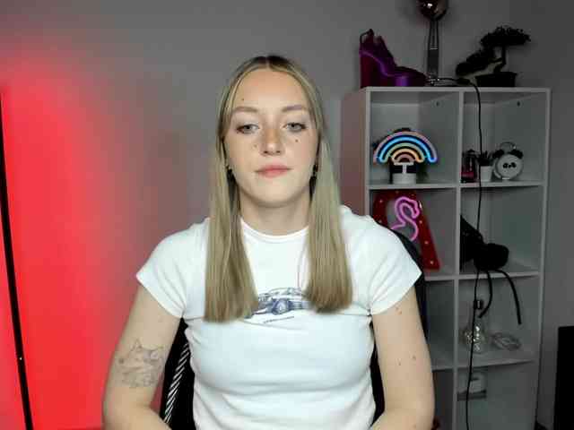 EvelynBlond26 webcam