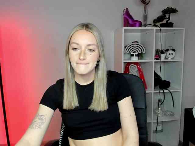 EvelynBlond26 webcam