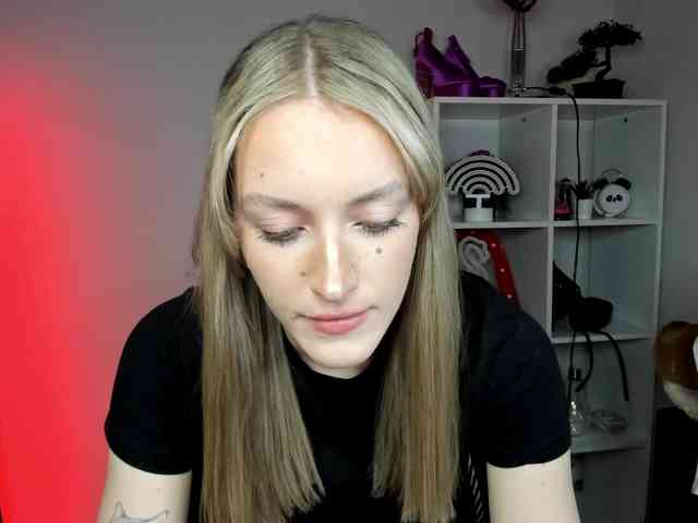 EvelynBlond26 webcam