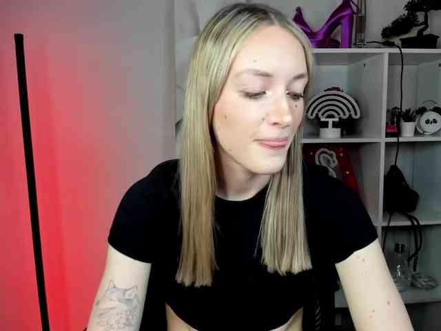 EvelynBlond26 webcam