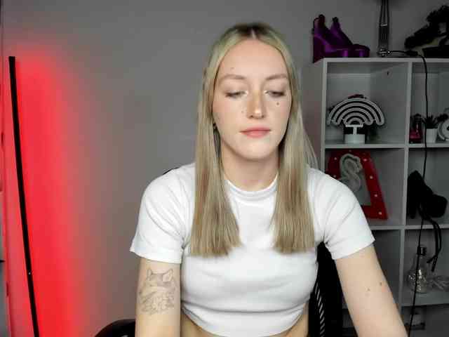 EvelynBlond26 webcam