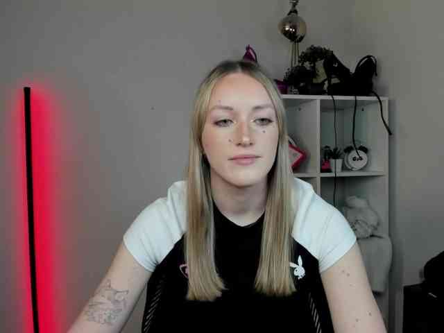 EvelynBlond26 webcam