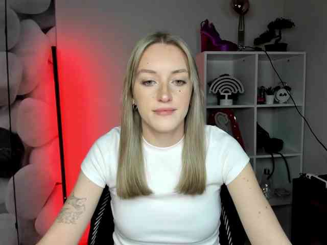 EvelynBlond26 webcam