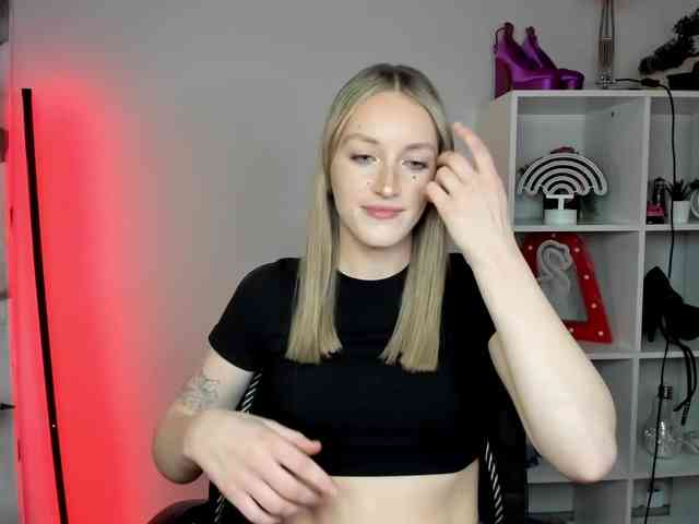 EvelynBlond26 webcam