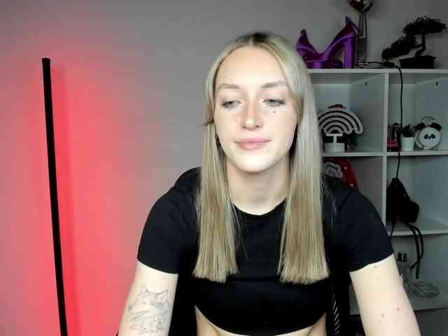 EvelynBlond26 webcam
