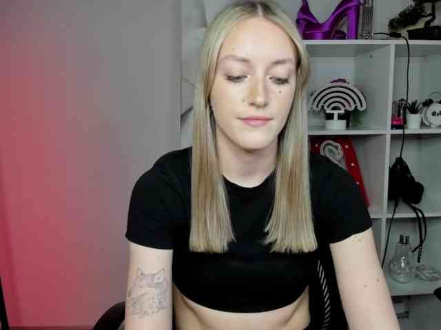 EvelynBlond26 webcam